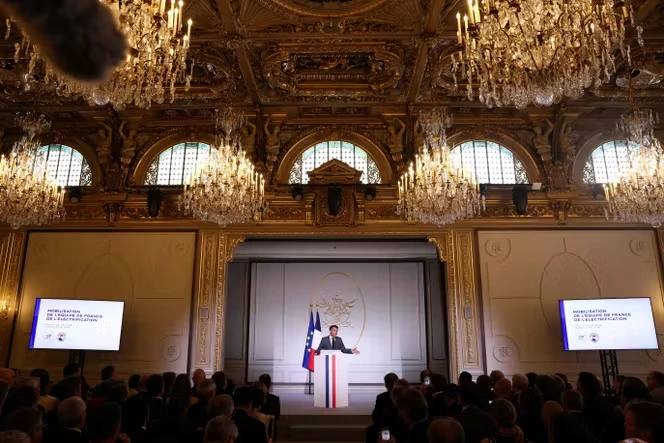 Emmanuel Macron cherche à mobiliser les industriels pour accélérer l’électrification de la France