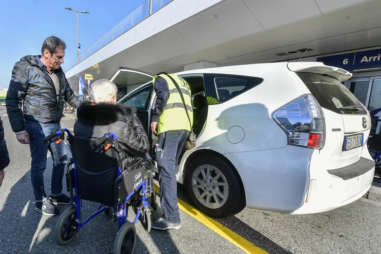 La Lombardia cambia il regolamento taxi per i passeggeri disabili