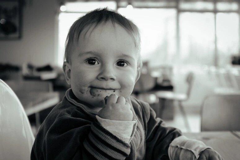I bambini che mangiano da soli sviluppano prima il linguaggio