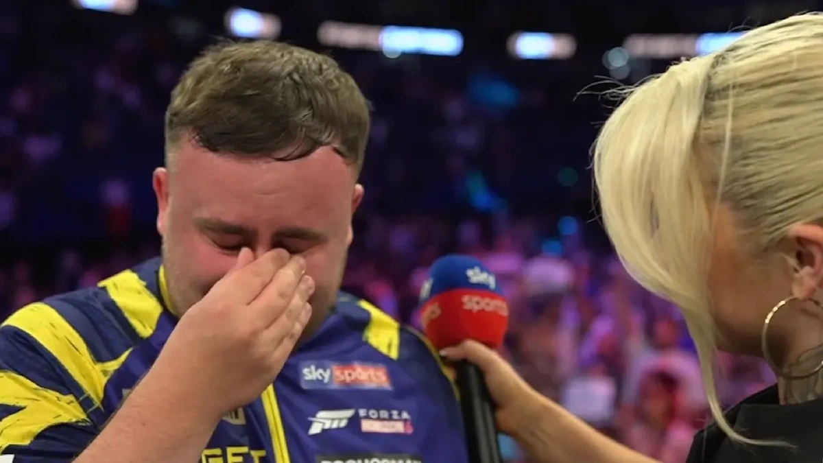 Luke Littler kommen die Tränen nach dem Sieg der Darts Premier League