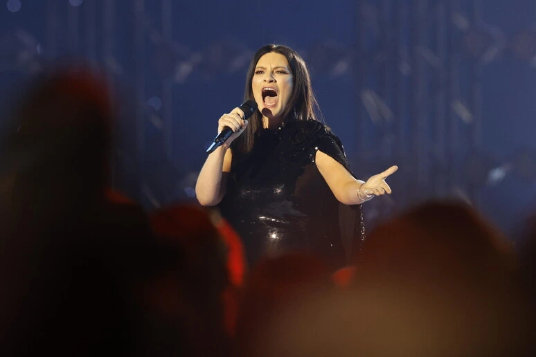 Laura Pausini si distacca dai social, "mi stavano creando una dipendenza malata"
