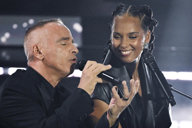 Eros Ramazzotti e Alicia Keys accendono l'Ariston