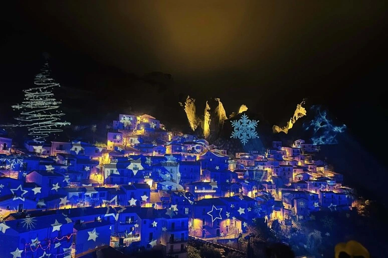 Luci e video proiezioni, sulle Dolomiti lucane il Natale 2025 è illuminato di magia