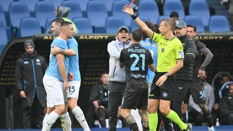 Lazio e Napoli, alta tensione. Due risse, tre espulsi e Conte deve entrare in campo: cosa è successo