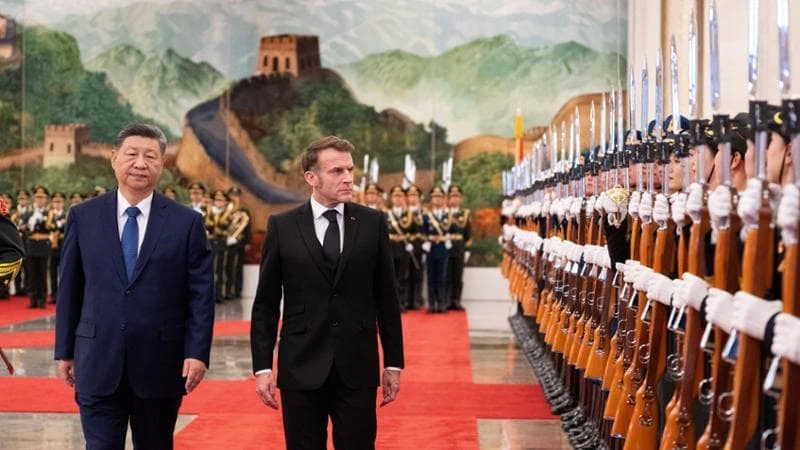Macron, i dubbi su Trump: “Potrebbe tradire Kiev”. Via le sanzioni Usa alla russa Lukoil