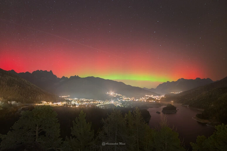 Le luci dell'aurora boreale accendono il cielo delle Dolomiti