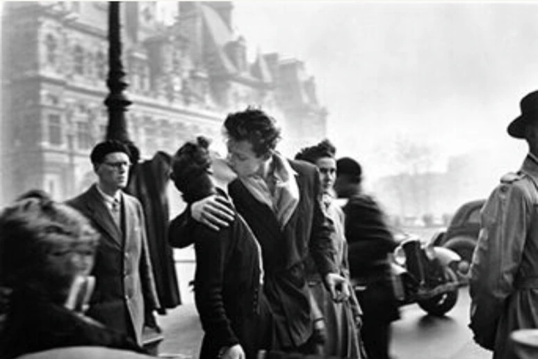 Parigi, il bacio e piccoli momenti di felicità: il mondo di Doisneau