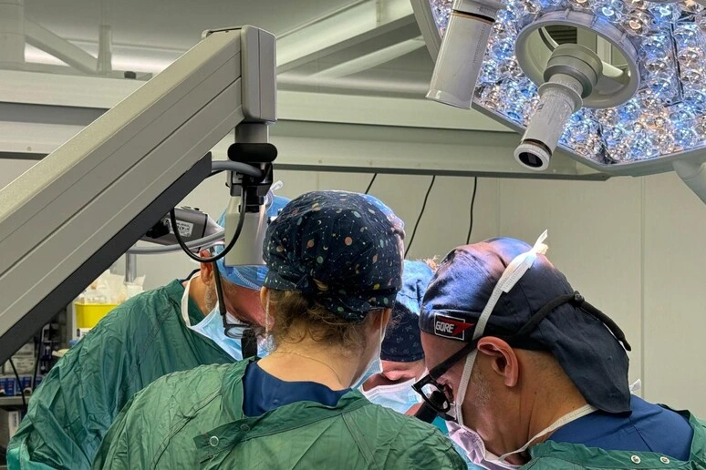Un rene a una sconosciuta, la donazione samaritana salva una donna