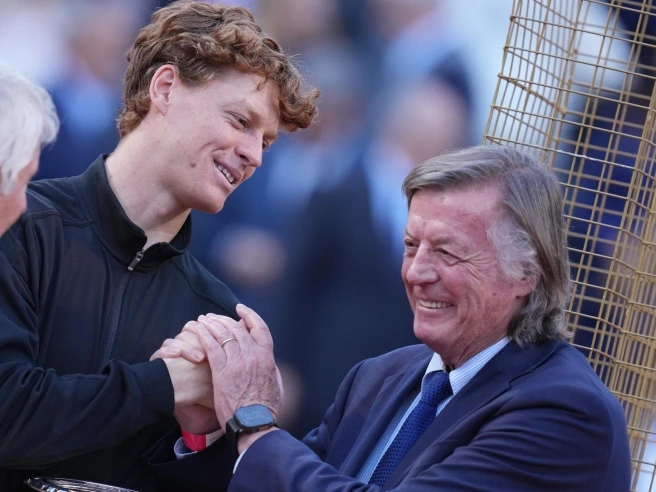 Panatta: «Avrei voluto premiare Sinner, ma ora servono controlli per capire il blackout. Non ho dubbi: in futuro il Roland Garros sarà suo»