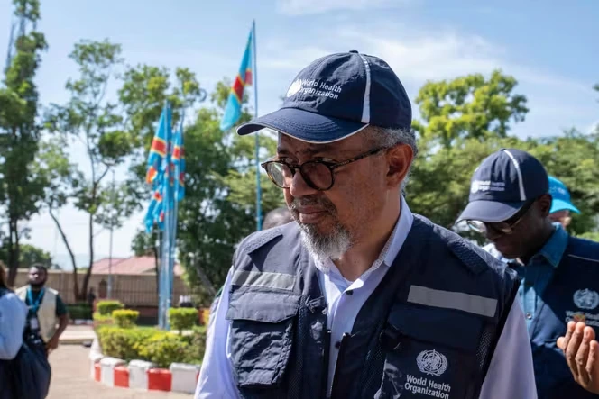 Ebola : « Nous surmonterons cette situation ensemble », dit le chef de l’OMS, en visite dans l’épicentre de l’épidémie