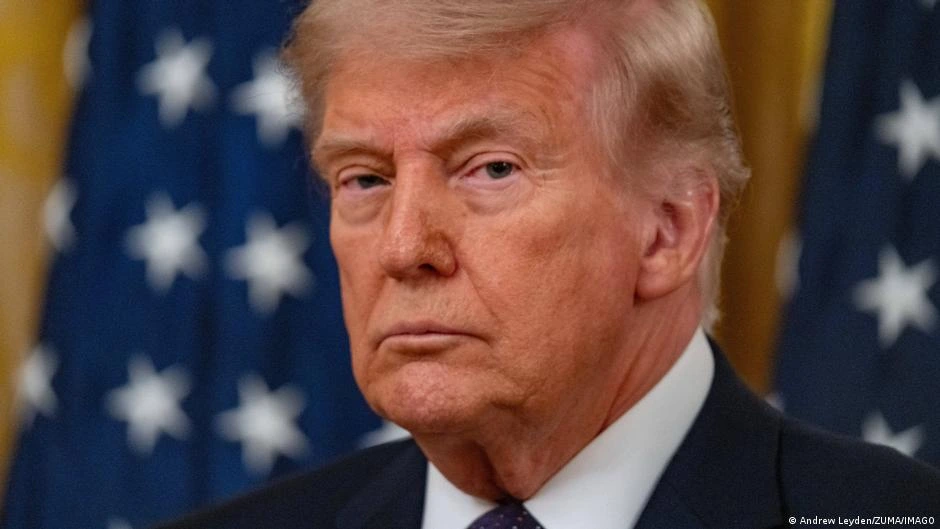 Trump carga de nuevo contra candidatos republicanos críticos