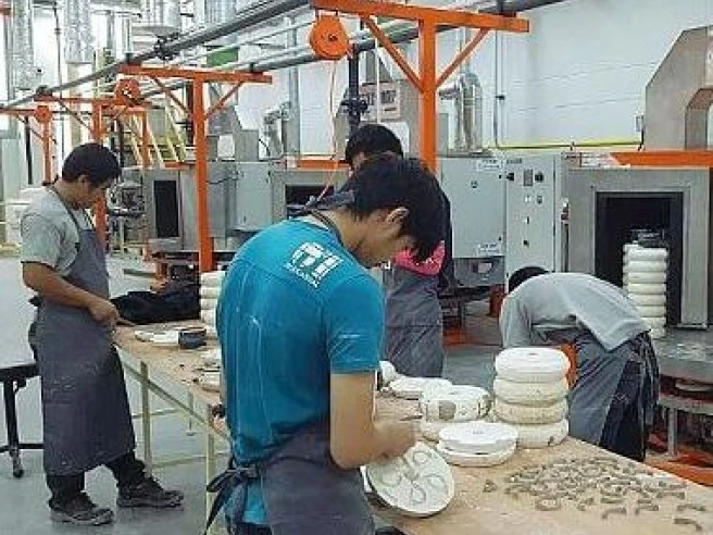 «Ceramica, il nostro distretto a rischio Due vie: chiudere o produrre in India»