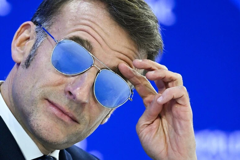 A ruba gli occhiali aviator 'Top Gun' di Macron, la casa madre è italiana