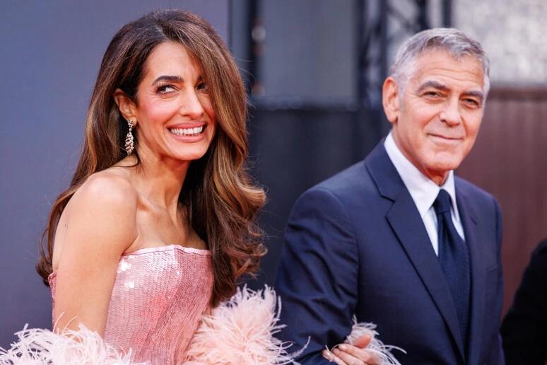 George Clooney con Amal e i figli diventano francesi