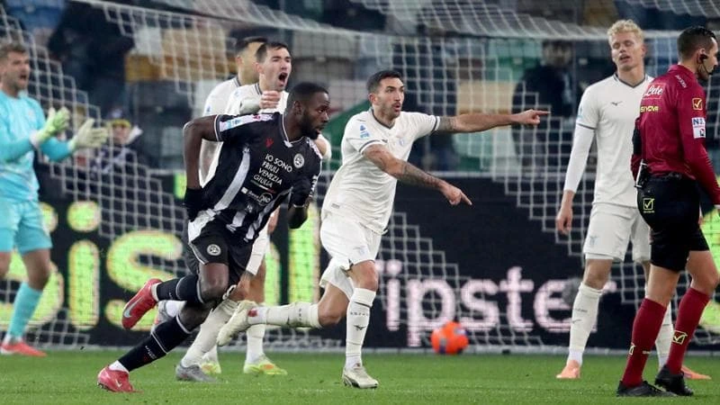 L’Udinese trova il pari nel finale con Davis, ma è polemica. Lazio furiosa: “Chiediamo rispetto”
