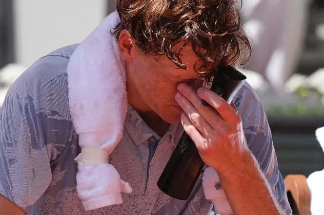 Roland-Garros 2026 : le calvaire de Jannik Sinner, touché physiquement et coulé dès le deuxième tour