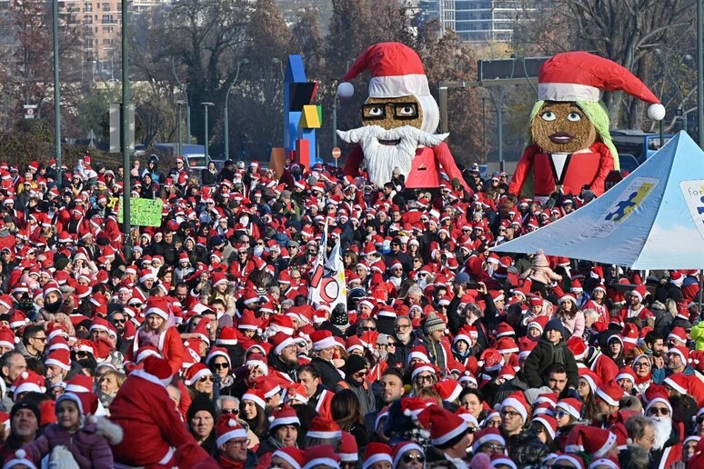 Centinaia di Babbi Natale a Torino per i bimbi in ospedale