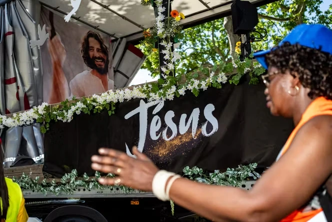 La Marche pour Jésus, organisée par les évangéliques, attire de plus en plus de jeunes catholiques