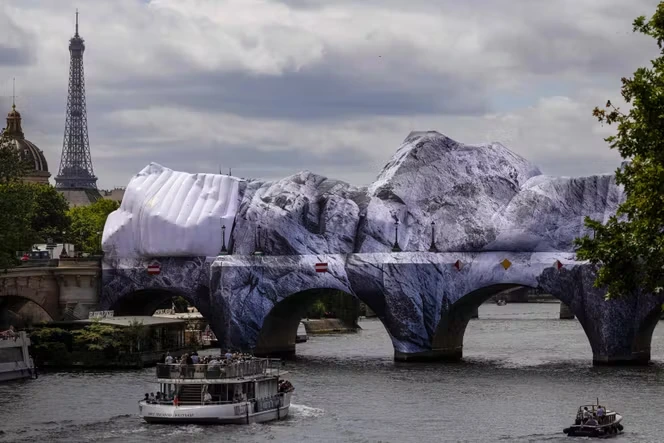 L’œuvre de JR, « La Caverne du Pont-Neuf », ouvre au public à Paris, jusqu’au 28 juin