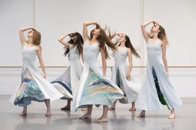 A Toulouse, Carolyn Carlson entraîne dans l’azur le Ballet de l’Opéra national du Capitole