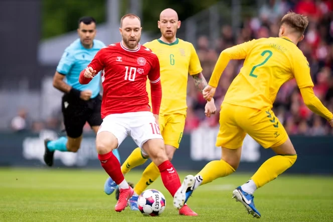Le footballeur danois Christian Eriksen, victime d’un malaise cardiaque à l’Euro 2021, évacué en plein match après avoir « brièvement perdu connaissance »