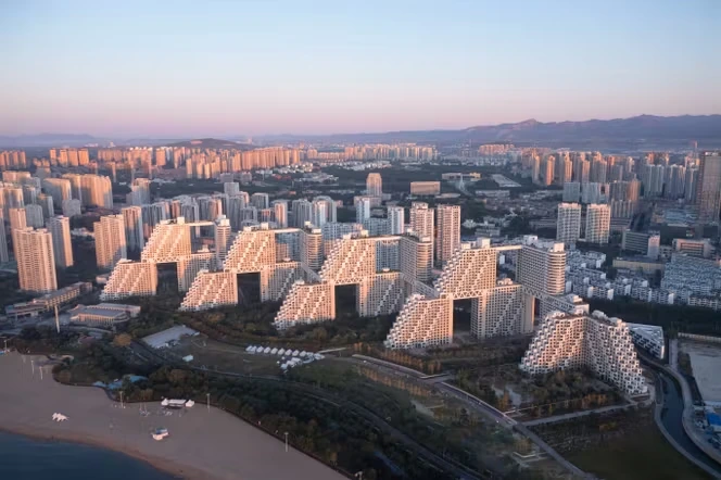 A Qinhuangdao, en Chine, la cité futuriste de l’architecte israélo-américain Moshe Safdie conjugue densité urbaine et bien-vivre