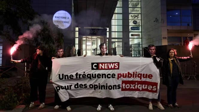 CNews mise en demeure par l’Arcom de « respecter l’exigence d’expression pluraliste des courants de pensée et d’opinion »