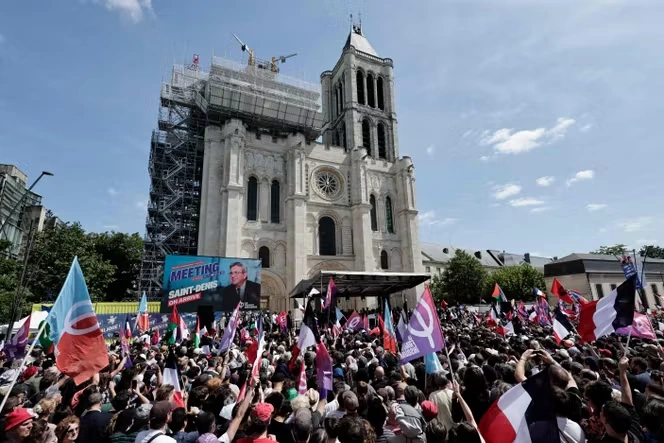 Jean-Luc Mélenchon accuse le RN de promouvoir un « suprémacisme » et fustige les « obsédés de la race », lors de son premier meeting de campagne