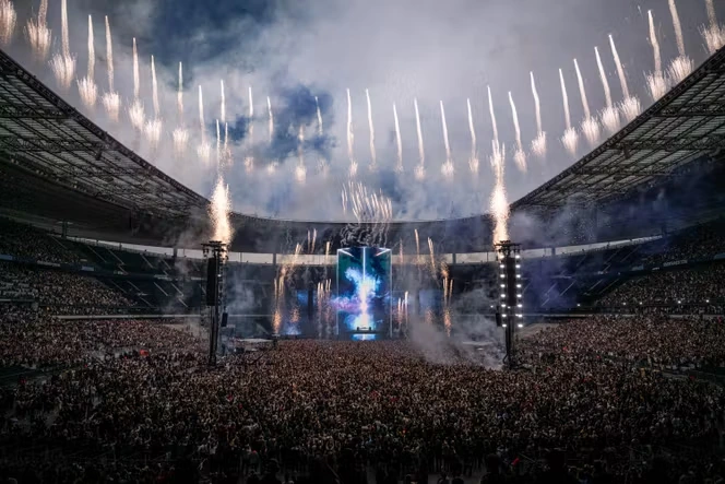 Au Stade de France, David Guetta invite Jennifer Lopez et Akon pour célébrer vingt-cinq ans de tubes