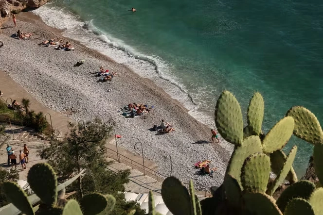 La Grèce tente de réguler la privatisation des plages pour lutter contre le surtourisme