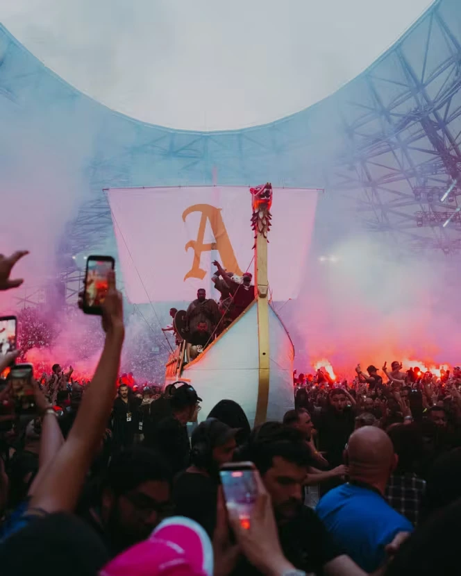 Alonzo, cousin de Soprano, conquiert le stade Vélodrome de Marseille à bord de son drakkar