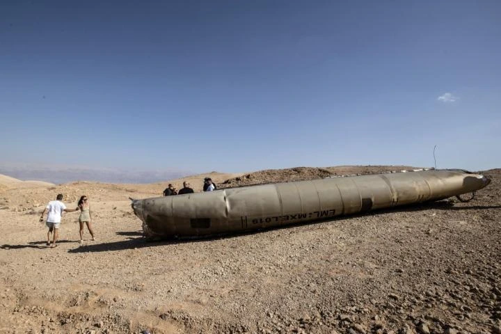 EE.UU asegura haber interceptado misiles y drones iraníes y responde con un ataque sobre una isla estratégica