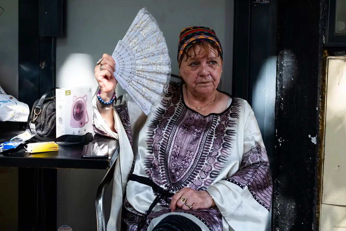 A La Courneuve et Saint-Denis, entre colère, débrouille et entraide face à la canicule : « S’ils nous avaient mis des volets, on ne souffrirait pas comme ça »