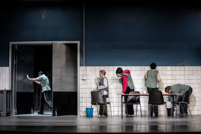 Au Théâtre des Abbesses, Alexander Zeldin sublime les gestes minuscules et essentiels des travailleurs précaires