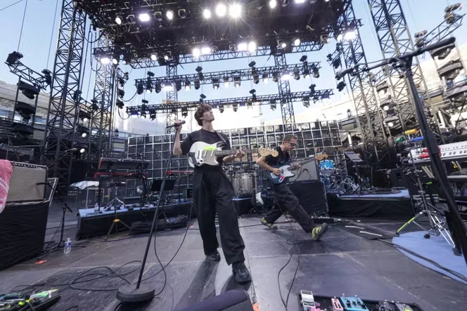 Au Festival de Nîmes, le sombre romantisme du duo Nous étions une armée