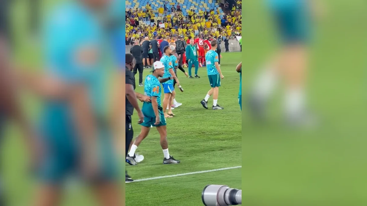 Was macht er denn da?: Kurioser Hosen-Moment bei Neymar