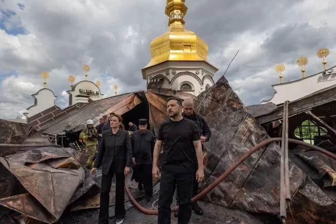 A Kiev, une frappe a endommagé la cathédrale de la Dormition, au cœur de l’historique laure des Grottes