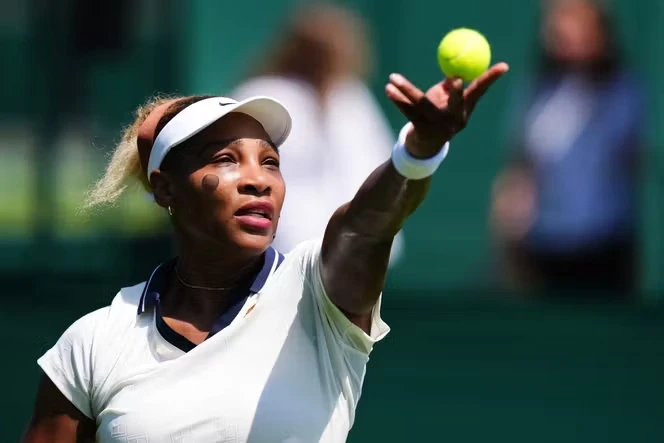 Serena Williams retrouve les courts et Wimbledon à 44 ans, un « come-back » qui soulève des interrogations