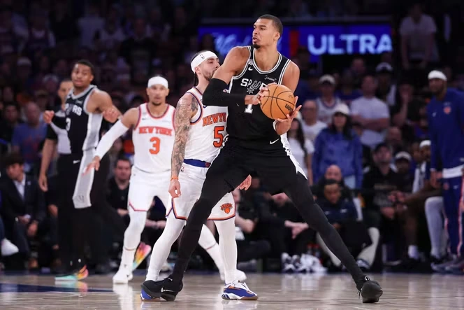 Finales NBA : Victor Wembanyama et les San Antonio Spurs contrarient New York, sous les yeux de Donald Trump hué par le public