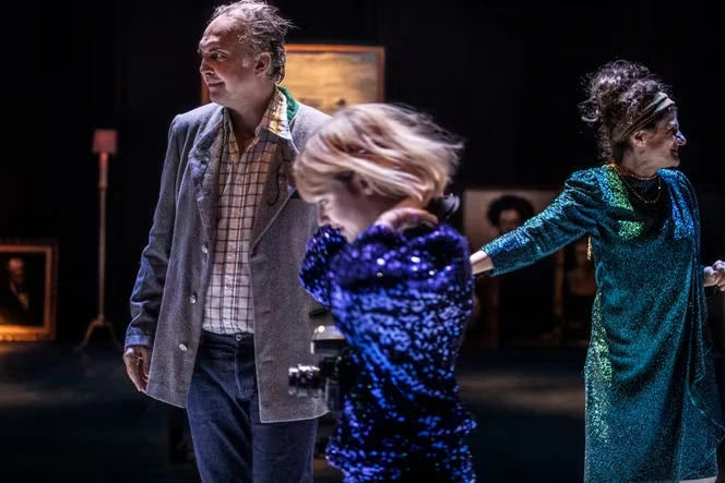Au Théâtre du Rond-Point, « Tout est calme dans les hauteurs » atteint des sommets d’humour et d’abjection
