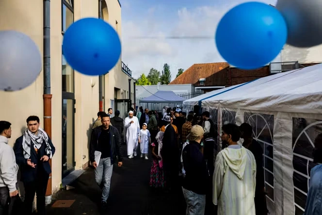 Dans des mosquées bondées et surchauffées à l’heure de la canicule, la prière du vendredi fait l’objet d’aménagements