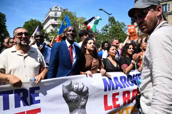 A Paris, quelques milliers de personnes défilent contre le racisme et l’extrême droite à l’appel de Bally Bagayoko