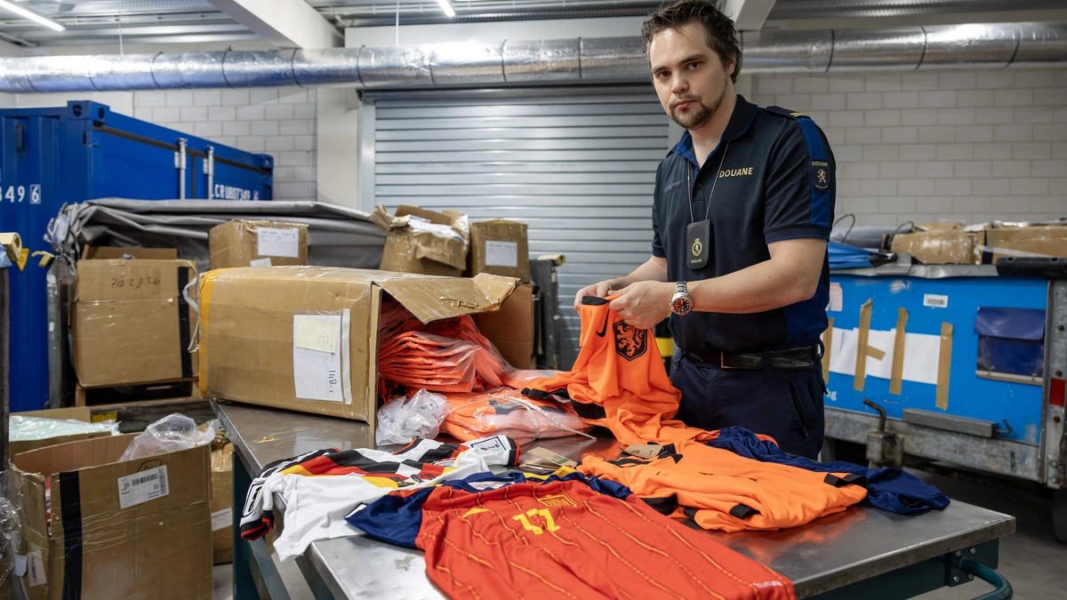 Neppe WK-shirts overspoelen Nederland: ’Je geld kan zelfs bij terroristen komen’