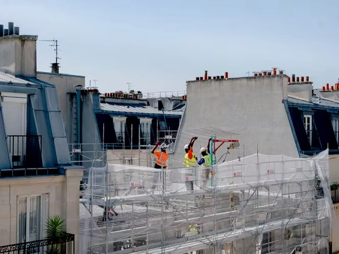 Des Français racontent le manque d’adaptation de leur travail à la canicule : « On doit garder notre doudoune sans manches pour être reconnaissables »