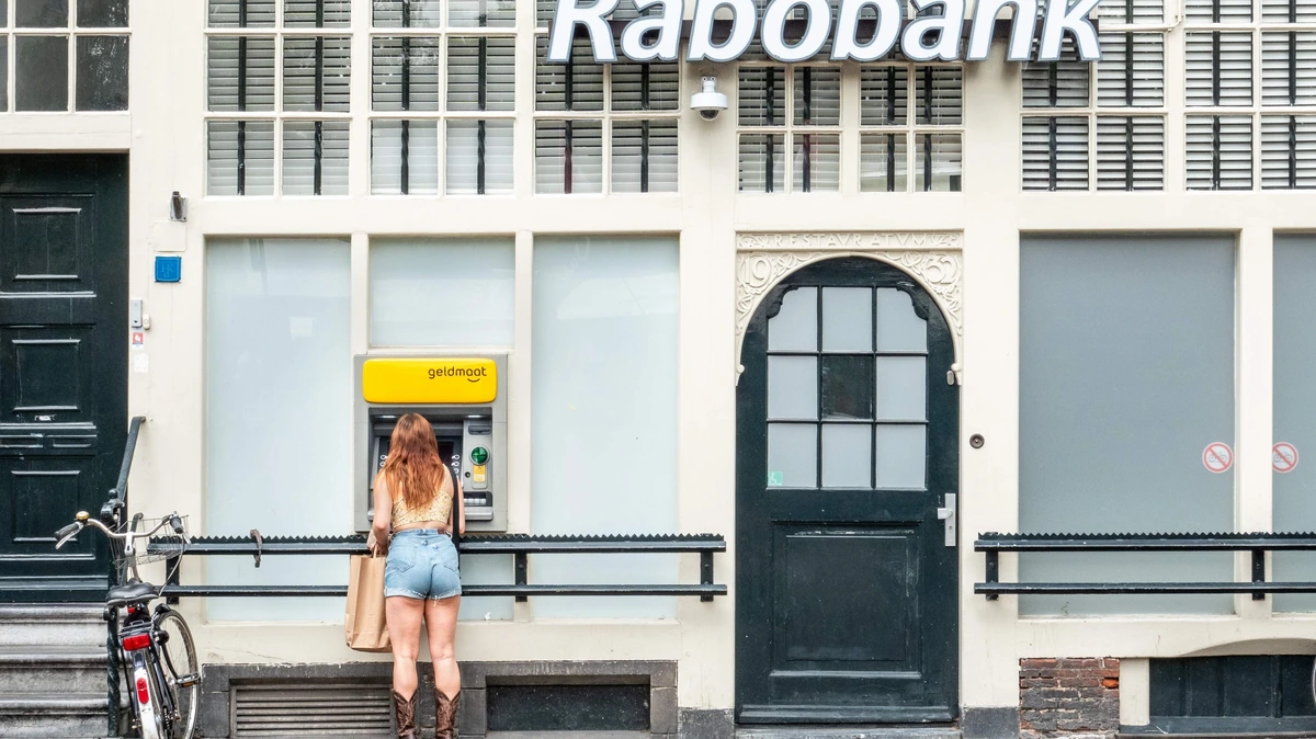 Rood staan op je betaalrekening, ook veel spaarders doen het: ’Dat is een puzzel voor economen’
