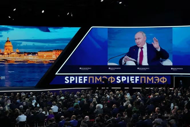 A Saint-Pétersbourg, le « Davos de Poutine » s’achève comme il a commencé, sous une pluie de drones ukrainiens
