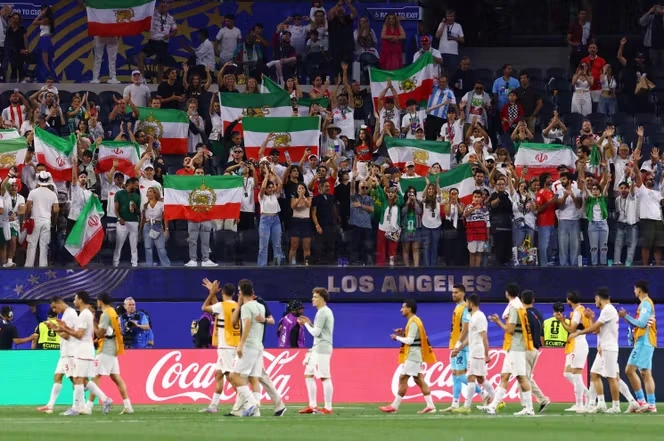 Coupe du monde 2026 : pour son entrée en lice, l’Iran perd la bataille des symboles dans les tribunes