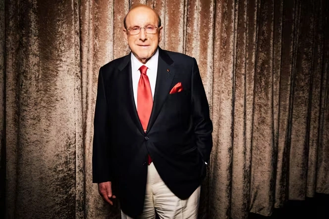 Le producteur Clive Davis, qui avait notamment découvert Whitney Houston, est mort à 94 ans