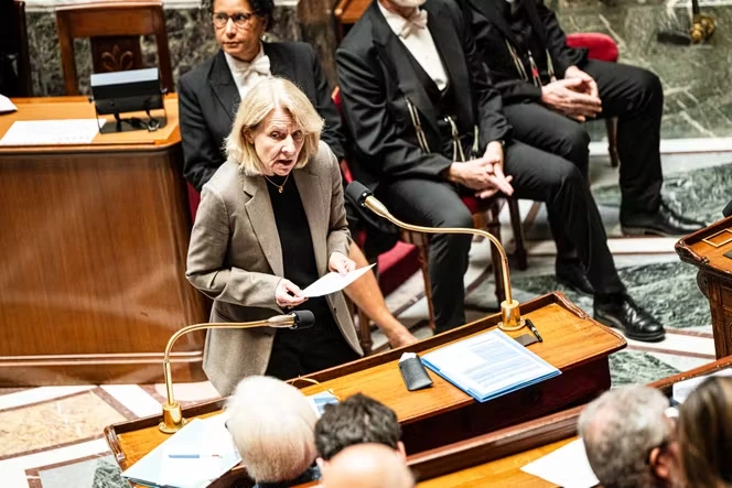 La ministre de la culture condamne l’annulation à Castres de la pièce de théâtre d’Alexis Michalik « Passeport » par la mairie RN