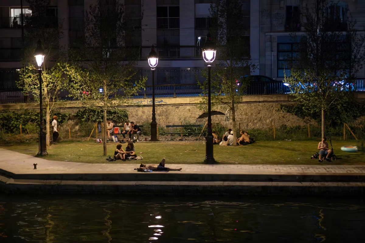 Canicule : récit d’une nuit tropicale où chacun cherche son ombre
